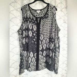 Avenue Black and White Polyester Sleeveless Patterned Blouse Plus Size 26/28